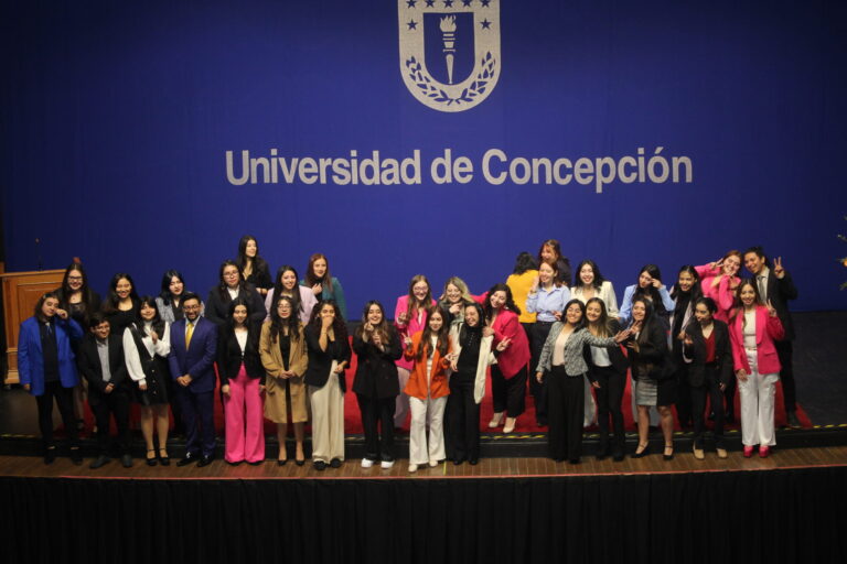 Trabajo Social realizó histórica titulación con 35 nuevos profesionales de la generación 2018 y 40 egresados de los programas de magíster